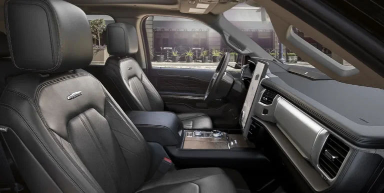 ford-expedition-2024-camioneta-suv-asientos-comodos-espacio-piernas