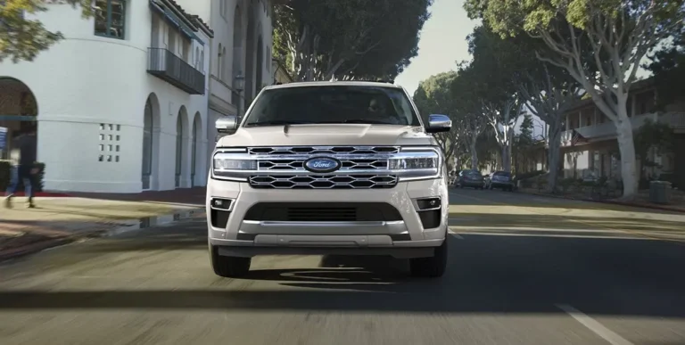 ford-expedition-2024-suv-camioneta-familiar-parrilla-plateada-mate