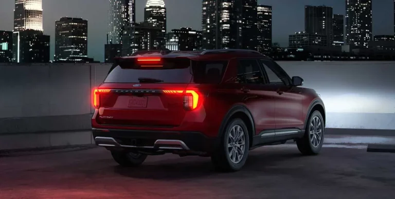 ford-explorer-2025-camioneta-suv-rediseno-posterior-molduras-calaveras